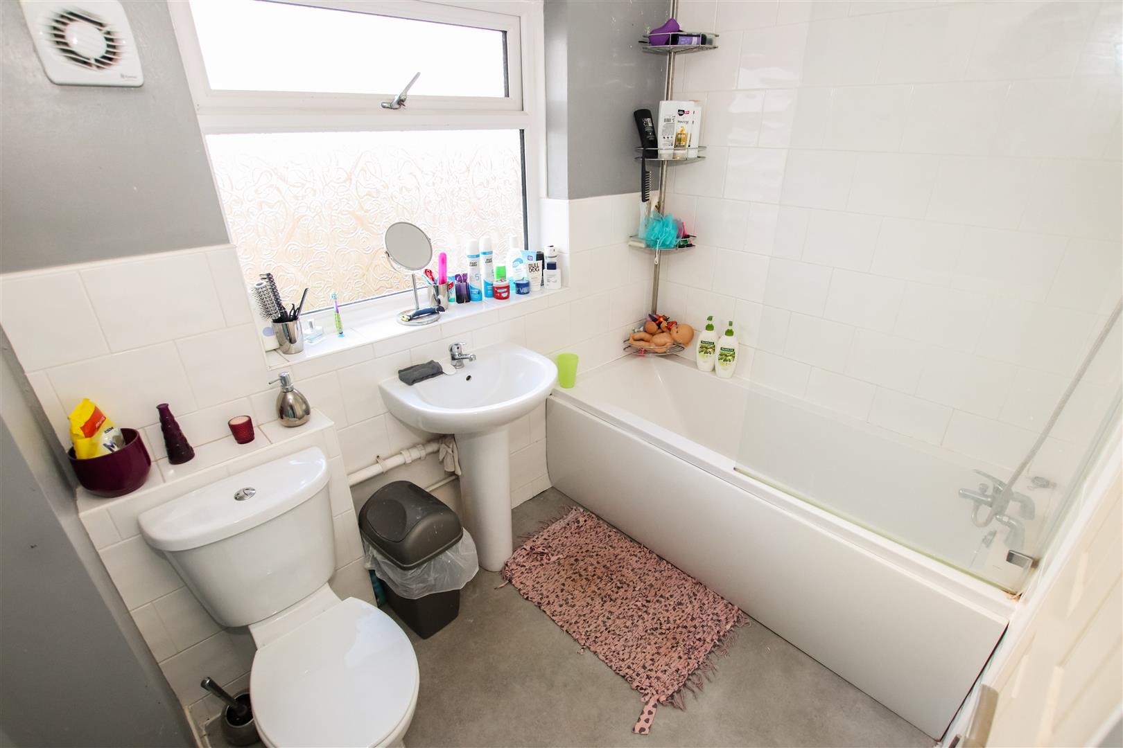 FIRST FLOOR FAMILY BATHROOM